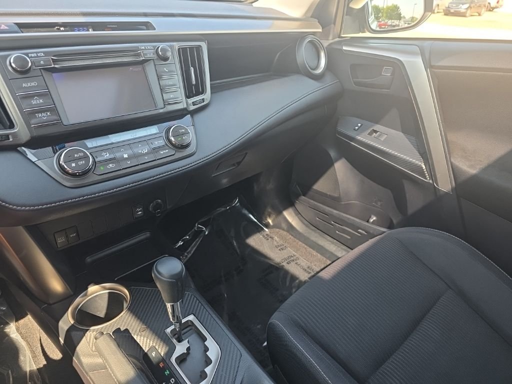 Used 2013 White Toyota XLE image 20