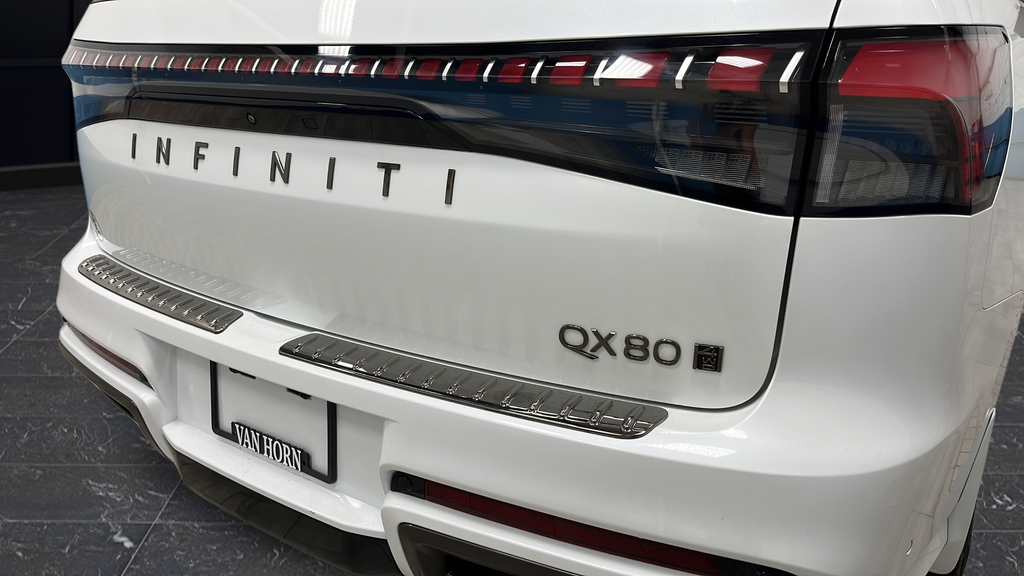 Used 2025 Radiant White/Black Obsidian INFINITI AUTOGRAPH image 40