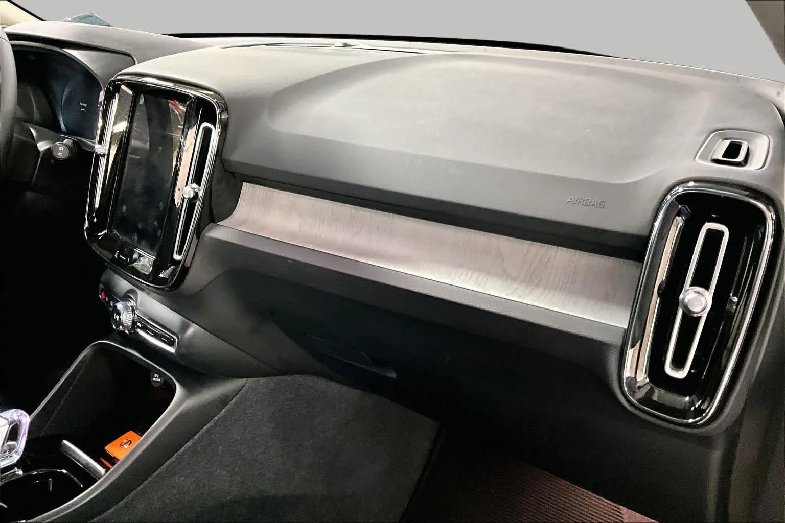 Used 2024 Onyx Black Metallic Volvo Plus Dark Theme image 18