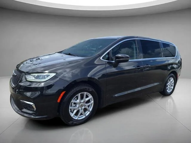 Used 2023 Brilliant Black Crystal Pearlcoat Chrysler Touring L image 1