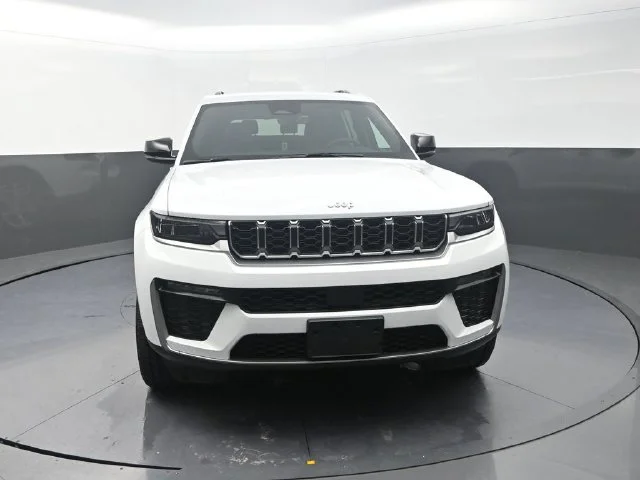 New 2026 Bright White Clear-Coat Exterior Paint Jeep Limited image 3