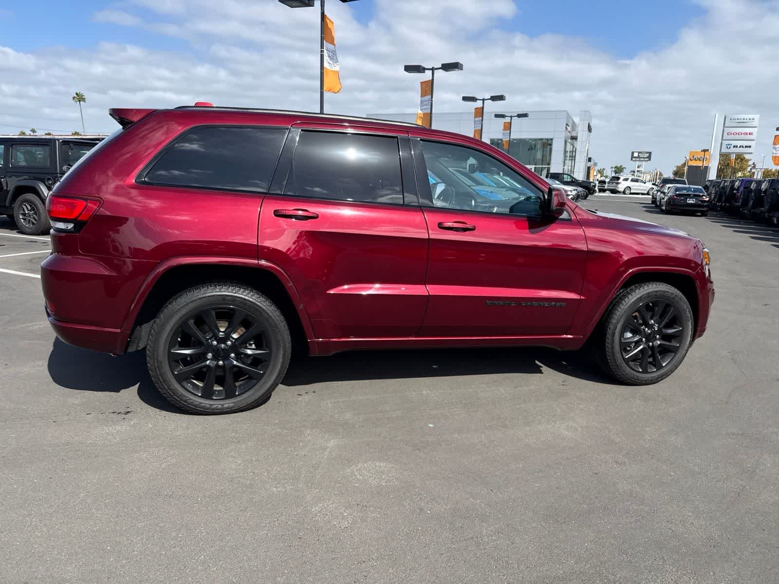 Used 2017 Velvet Red Pearlcoat Jeep Altitude image 13
