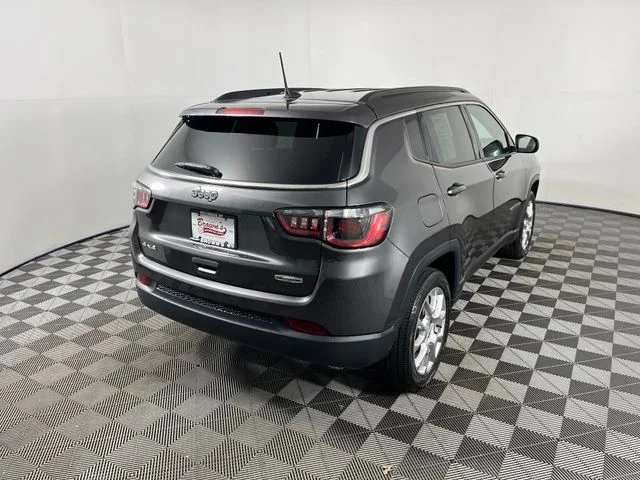 Used 2023 Gray Jeep Latitude Lux image 7