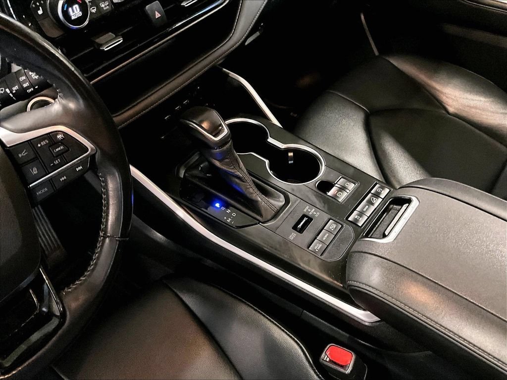 Used 2020 Moon Dust Toyota XLE image 21