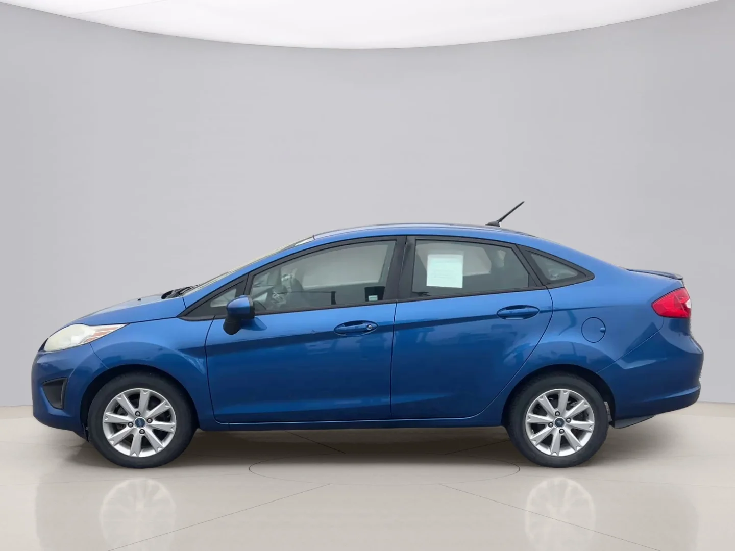 Used 2011 Blue Ford SE image 2