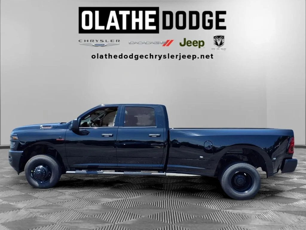 New 2026 Diamond Black Crystal Pearl-Coat Exterior Paint RAM Tradesman image 23