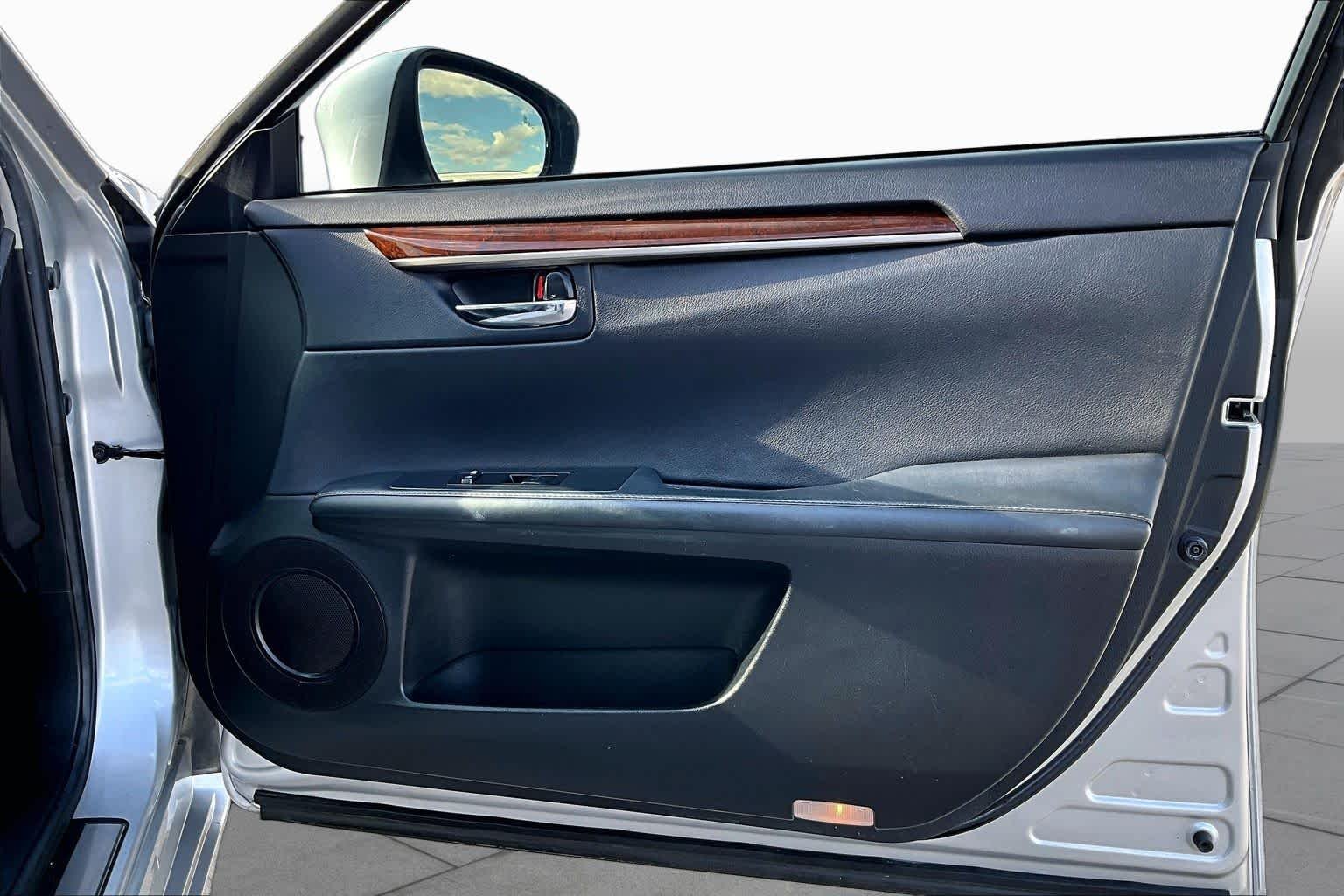Used 2014 Silver Lining Metallic Lexus  image 23