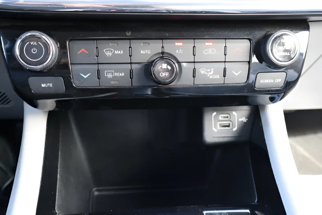 Used 2022 Laser Blue Pearlcoat Jeep Limited image 18