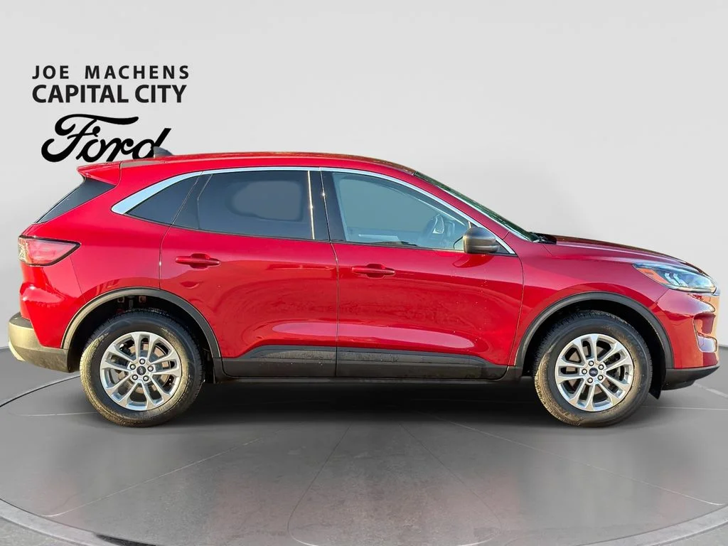 Used 2022 Red Ford SE image 3