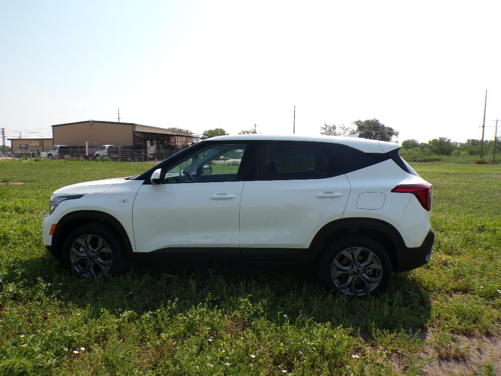 Used 2026 Snow White Pearl Kia LX image 8