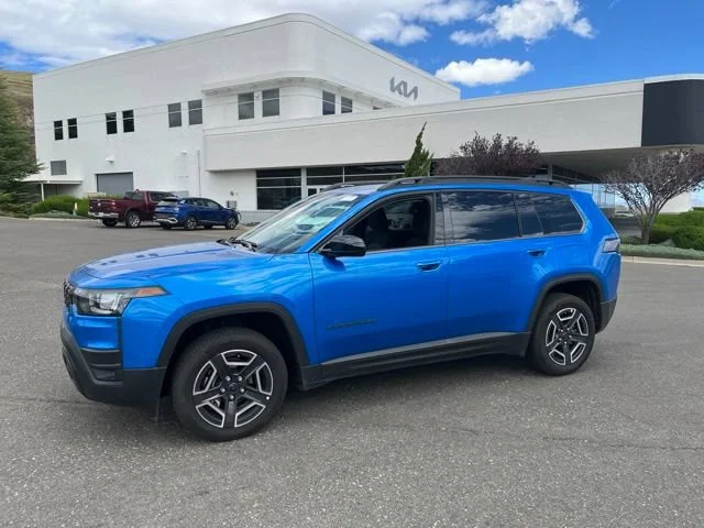 Used 2026 Hydro Blue Pearlcoat Jeep Laredo image 2