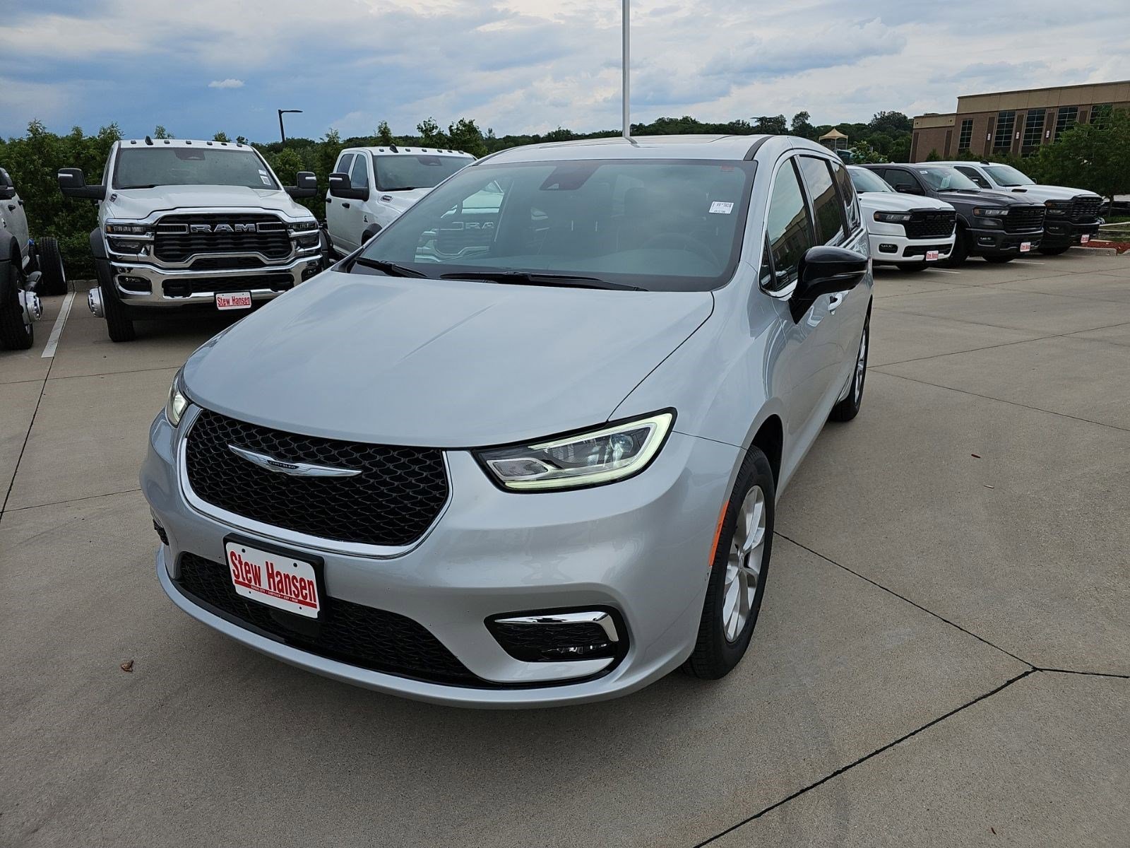 2026 Chrysler Pacifica Limited AWD's photo
