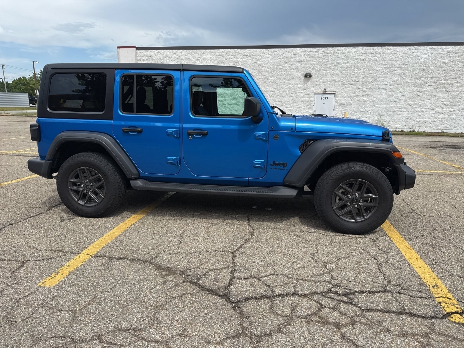 Used 2024 Hydro Blue Pearlcoat Jeep Sport S image 19