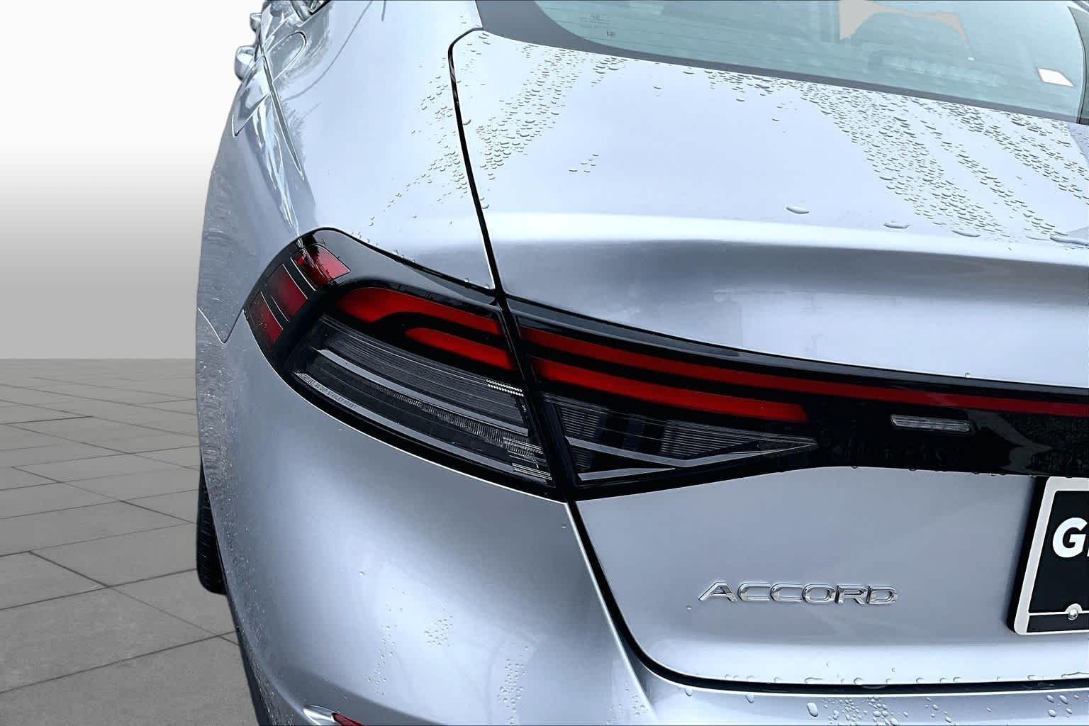 Used 2025 Solar Silver Metallic Honda SE image 27