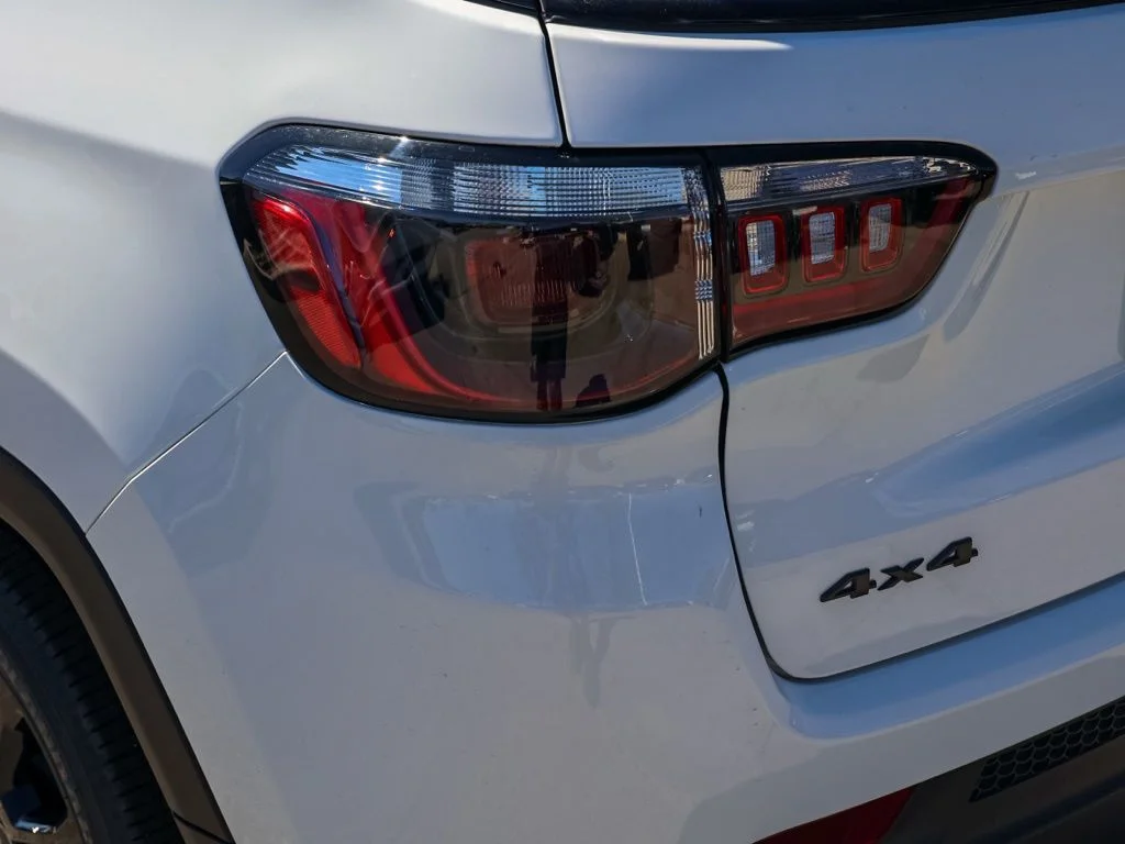 New 2026 Bright White Clear-Coat Exterior Paint Jeep Latitude image 6