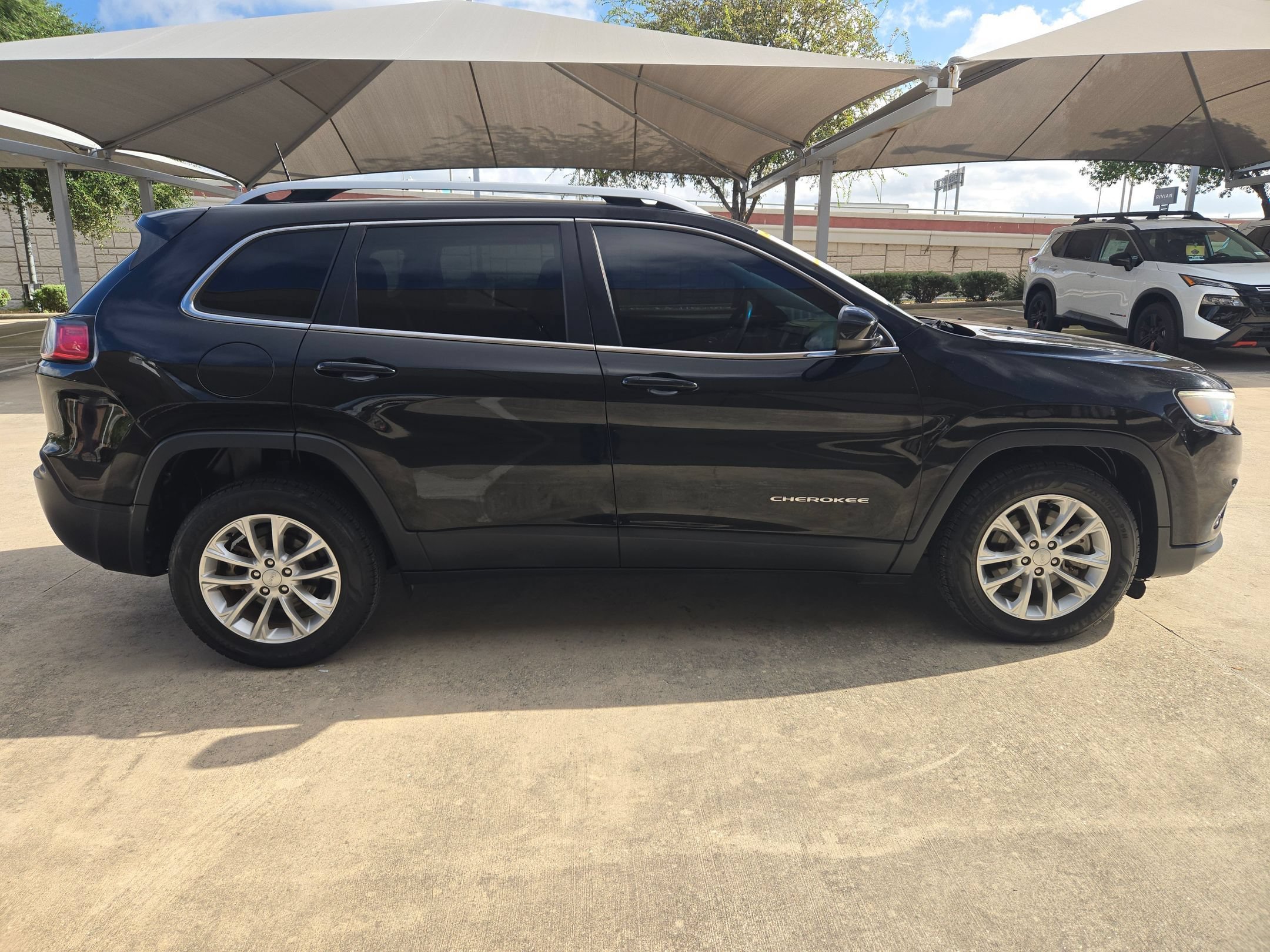 Used 2019 Diamond Black Crystal Pearlcoat Jeep Latitude image 2