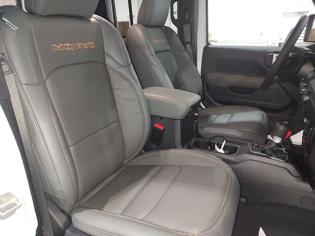 New 2026 Bright White Clear-Coat Exterior Paint Jeep Mojave X image 30