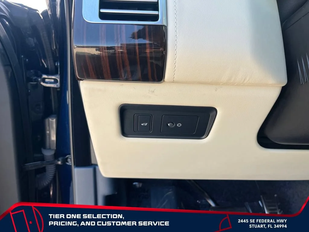 Used 2022  Land Rover Autobiography image 24