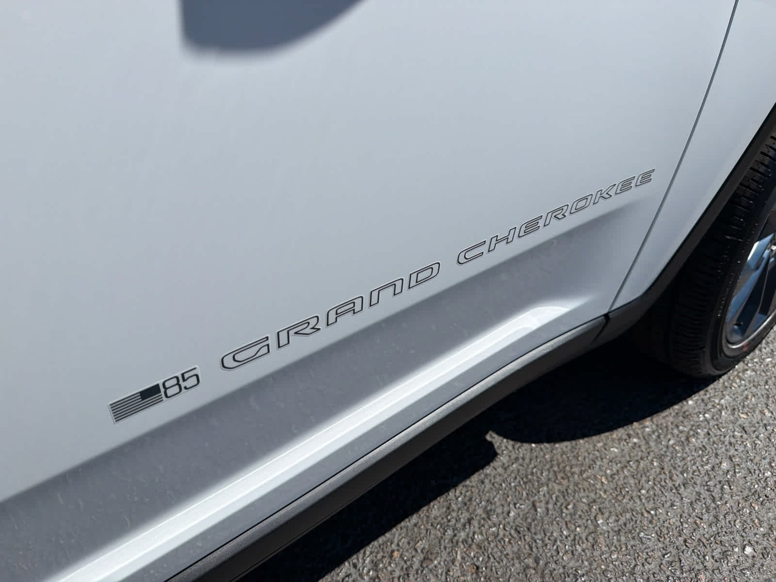New 2026 Bright White Clear-Coat Exterior Paint Jeep 85th Anniversary Edition image 21