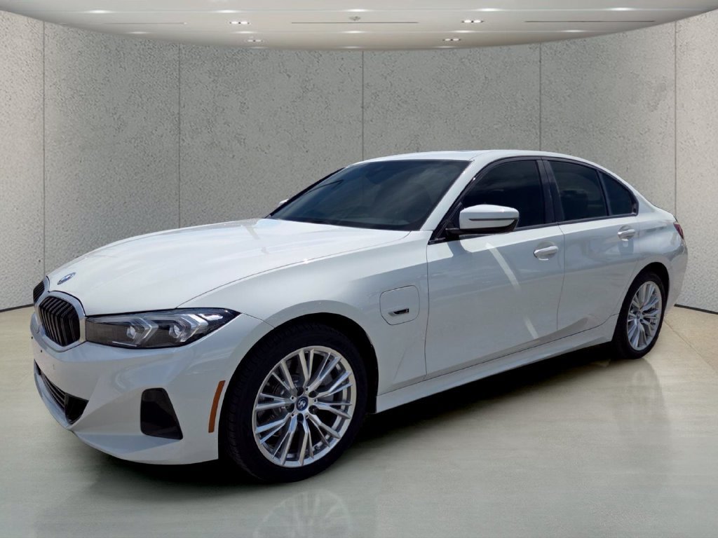 2023 BMW 3 Series 330e - Photo 10