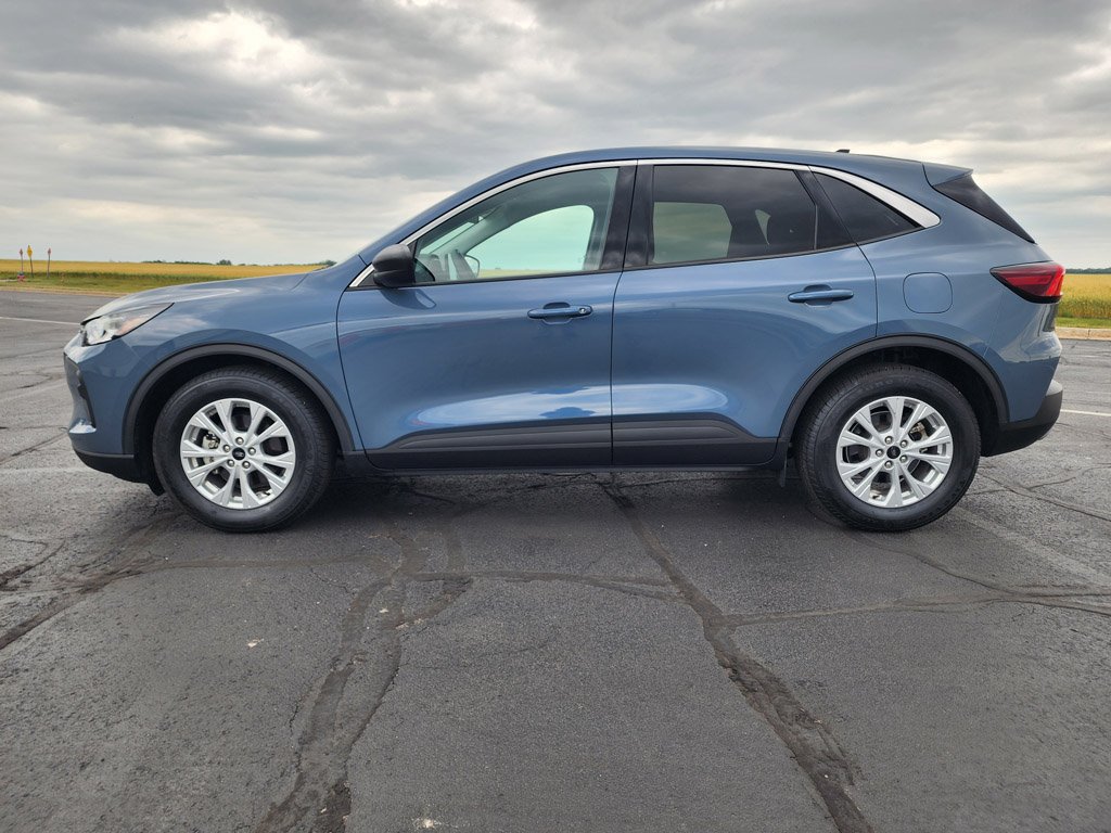 Used 2023 Vapor Blue Metallic Ford Active image 8