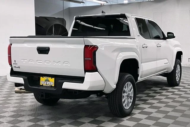 2025 Toyota Tacoma SR5 - Photo 13