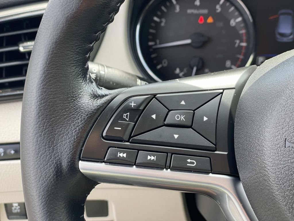 Used 2022 White Nissan SL image 27