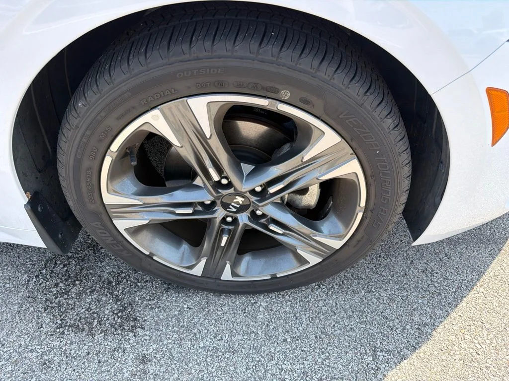 Used 2021 White Kia EX image 10