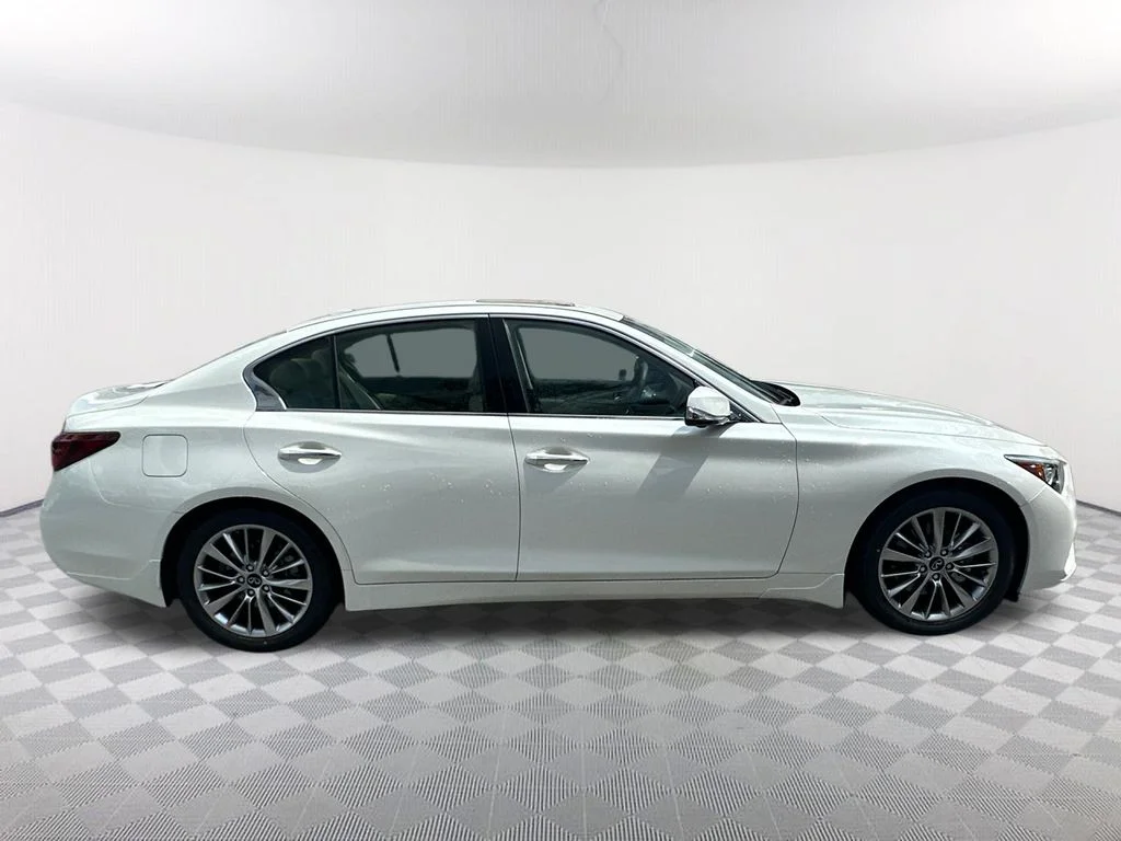 Used 2023 White INFINITI LUXE image 4