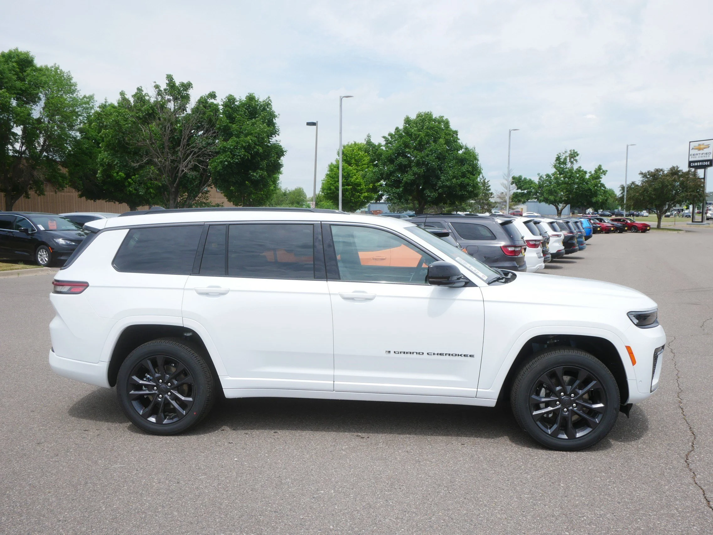 New 2026 Bright White Clear-Coat Exterior Paint Jeep Limited Reserve image 2