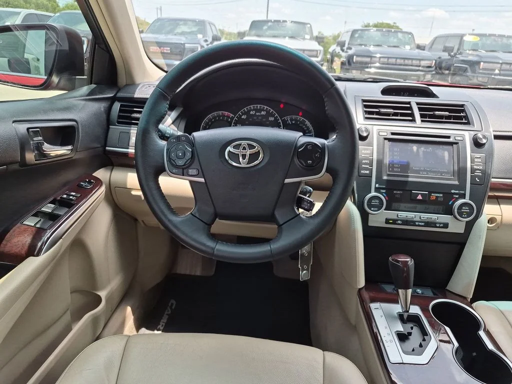 Used 2014 Red Toyota XLE image 12