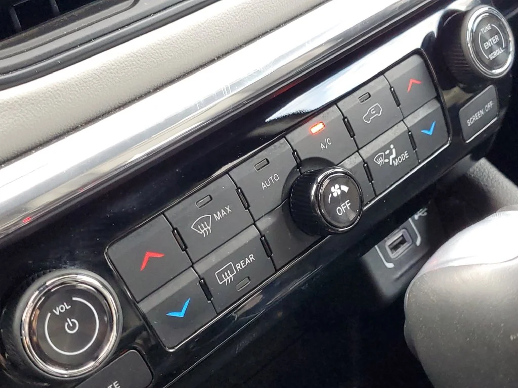 Used 2024  Jeep Limited image 23