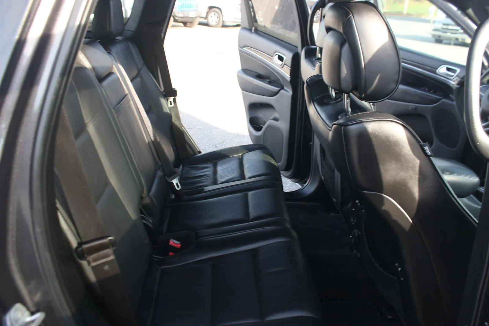 Used 2018 Grey Jeep Overland image 32