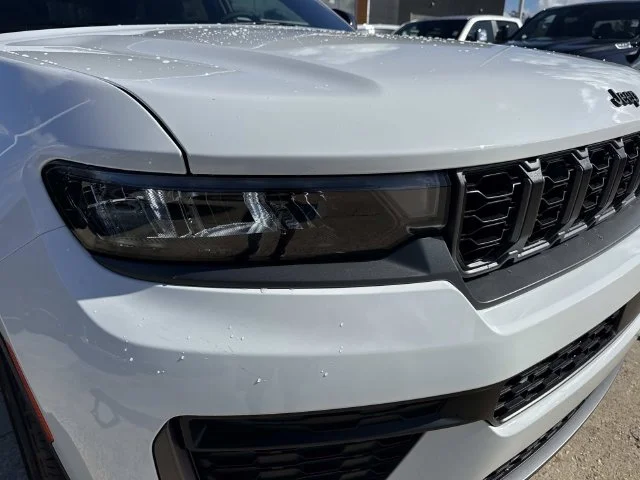 New 2027 Bright White Clear-Coat Paint Jeep Laredo Altitude image 2