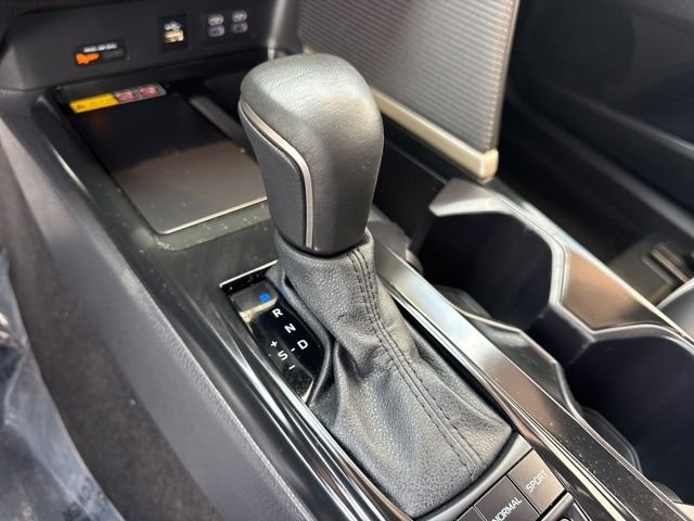 Used 2025  Toyota SE image 7