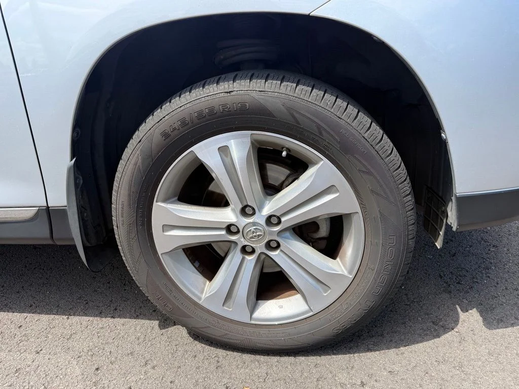 Used 2012 Classic Silver Metallic Toyota Limited image 27