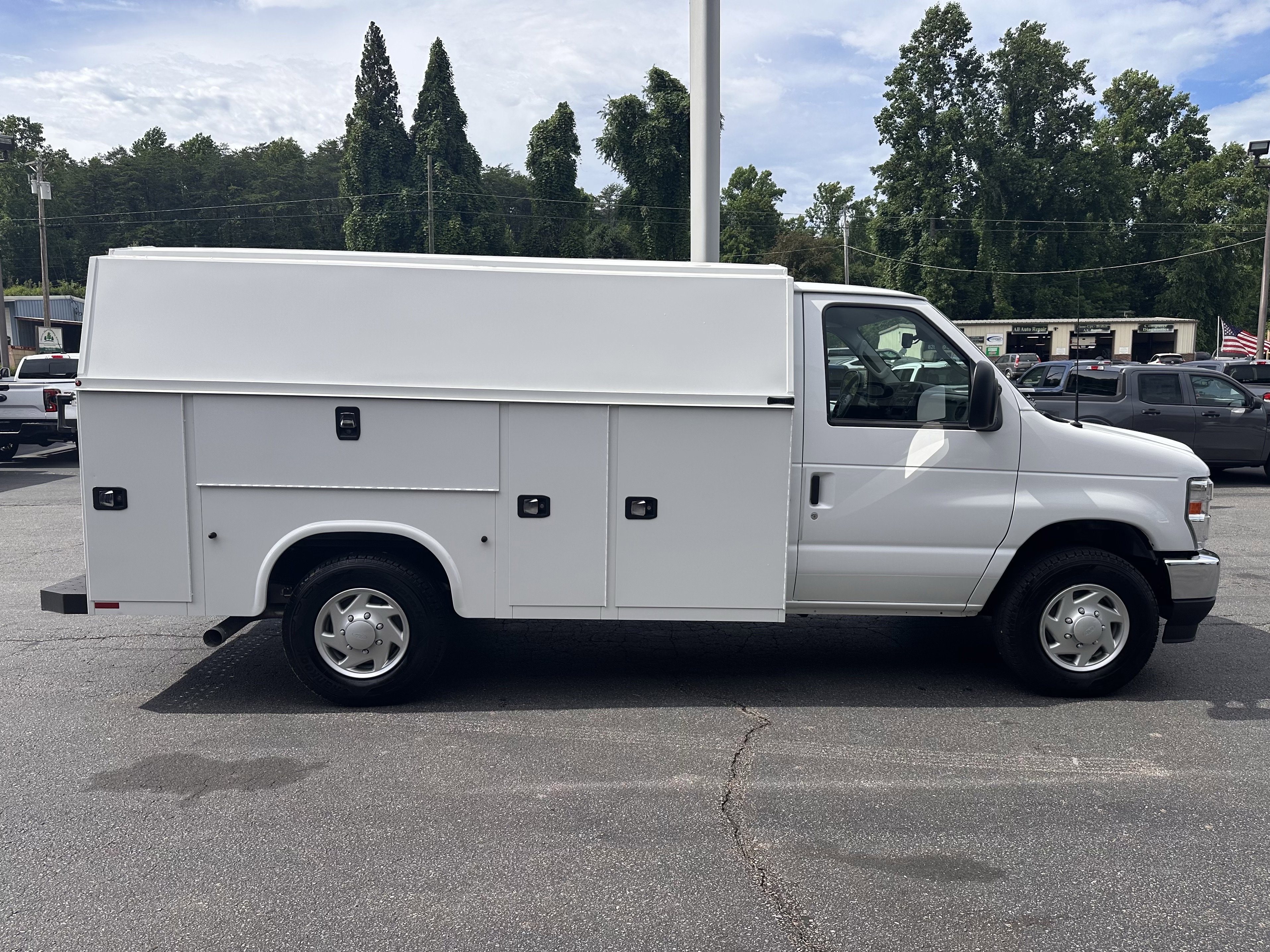 Certified Used 2026 Oxford White Clearcoat Ford 11Ft KUV Body image 5