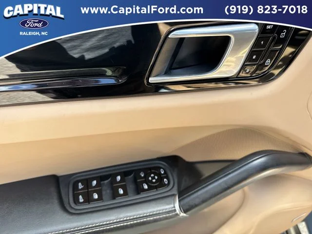 Used 2019  Porsche Base image 21