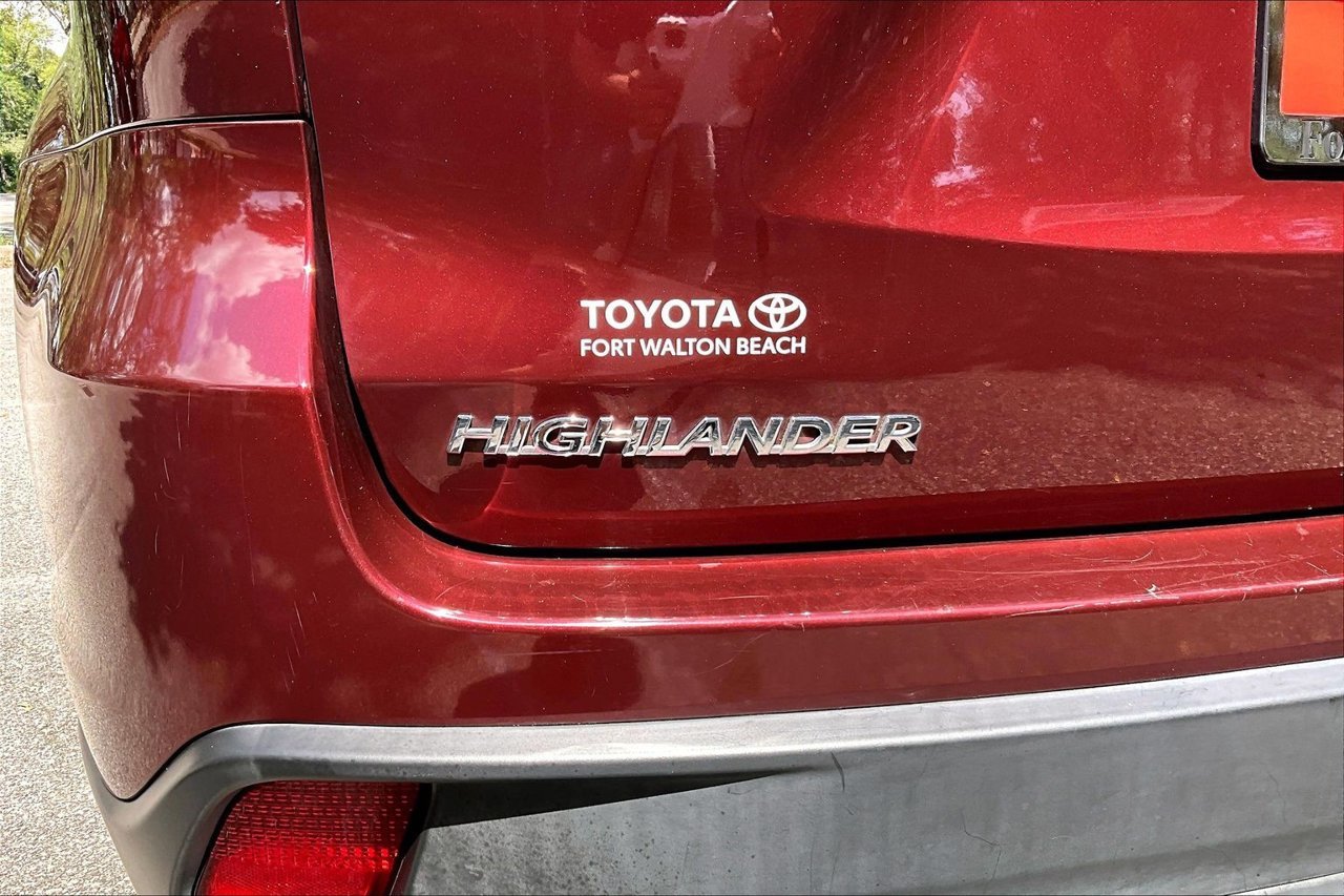 Used 2016 Red Toyota XLE V6 image 27
