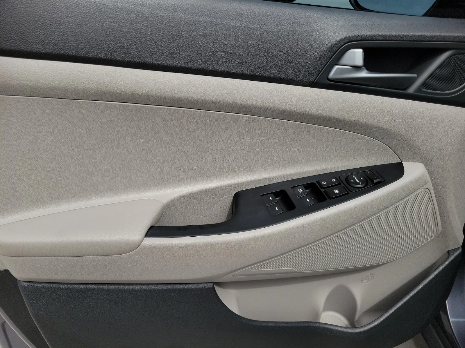 Used 2016 Coliseum Gray Hyundai SE image 9