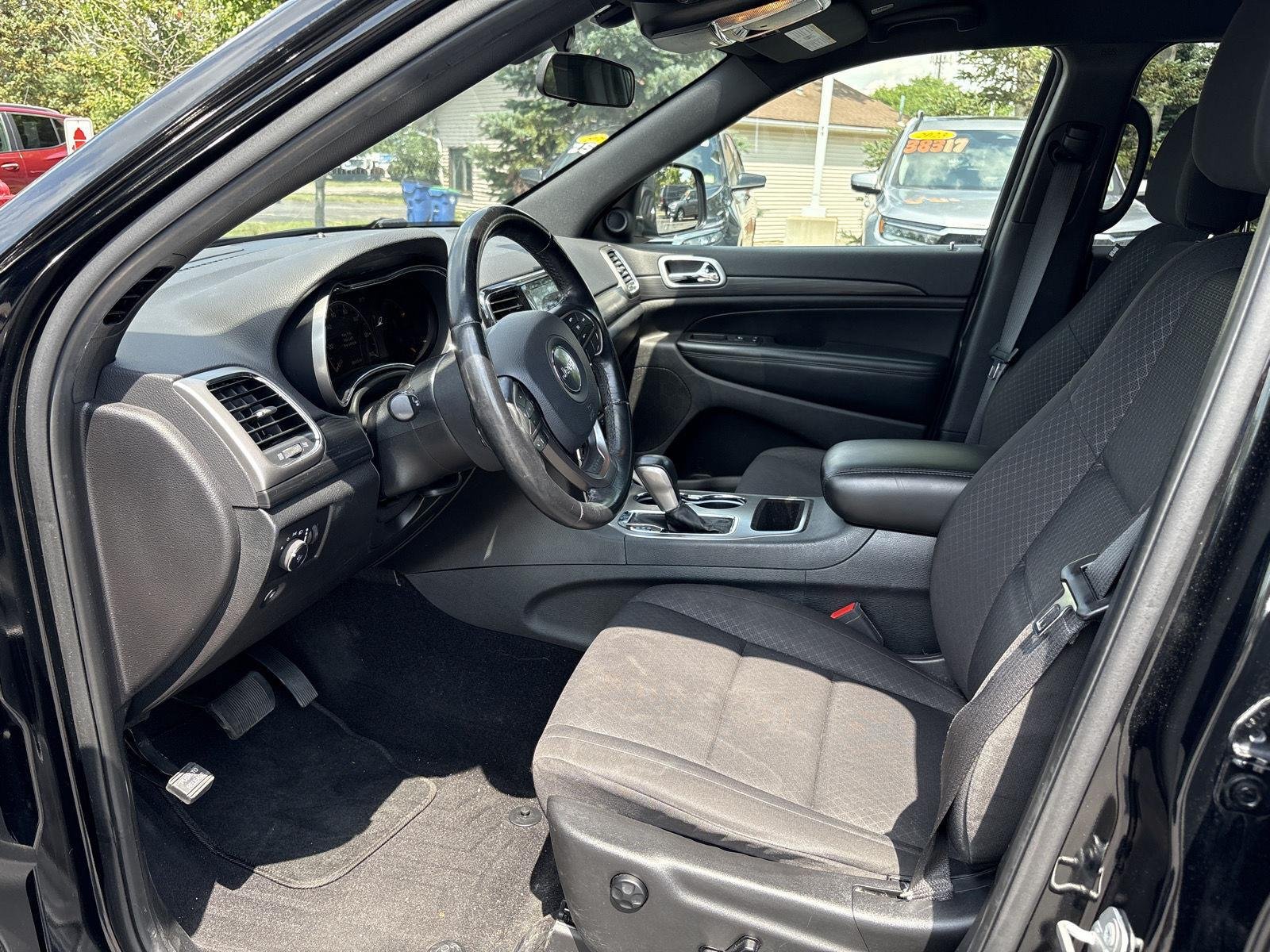 Used 2020 Diamond Black Crystal Pearl Jeep Laredo image 5