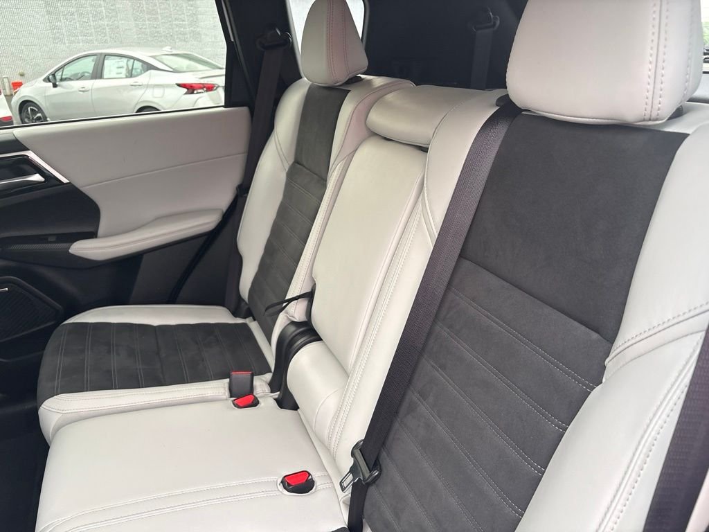 Used 2025  Mitsubishi SE image 6