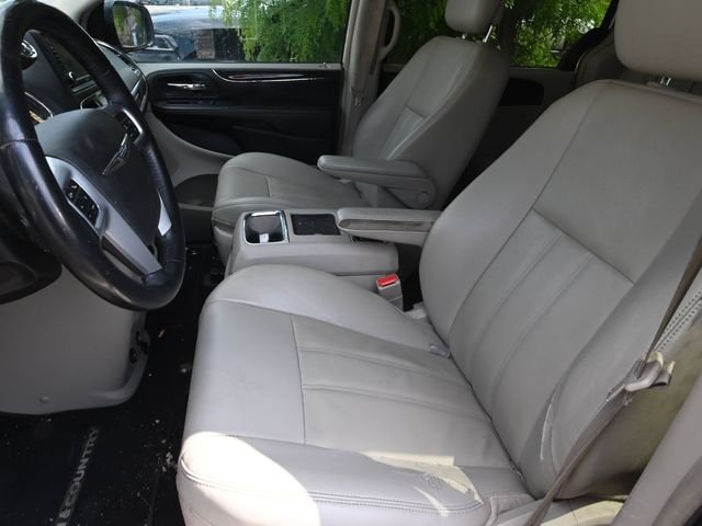 Used 2013 Beige Chrysler Touring image 8
