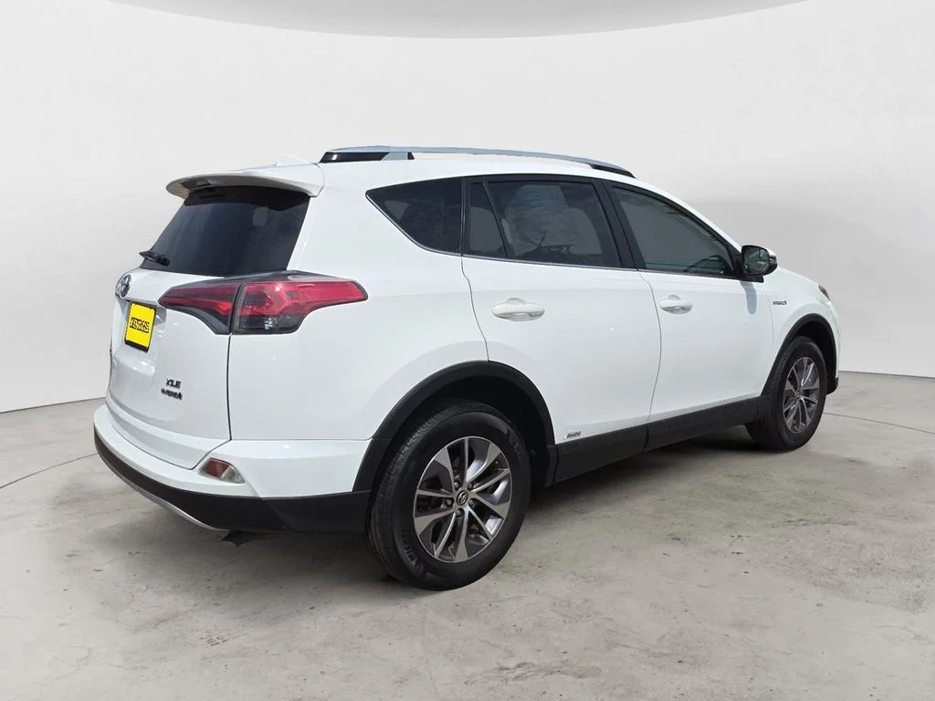 Used 2016 White Toyota XLE image 5