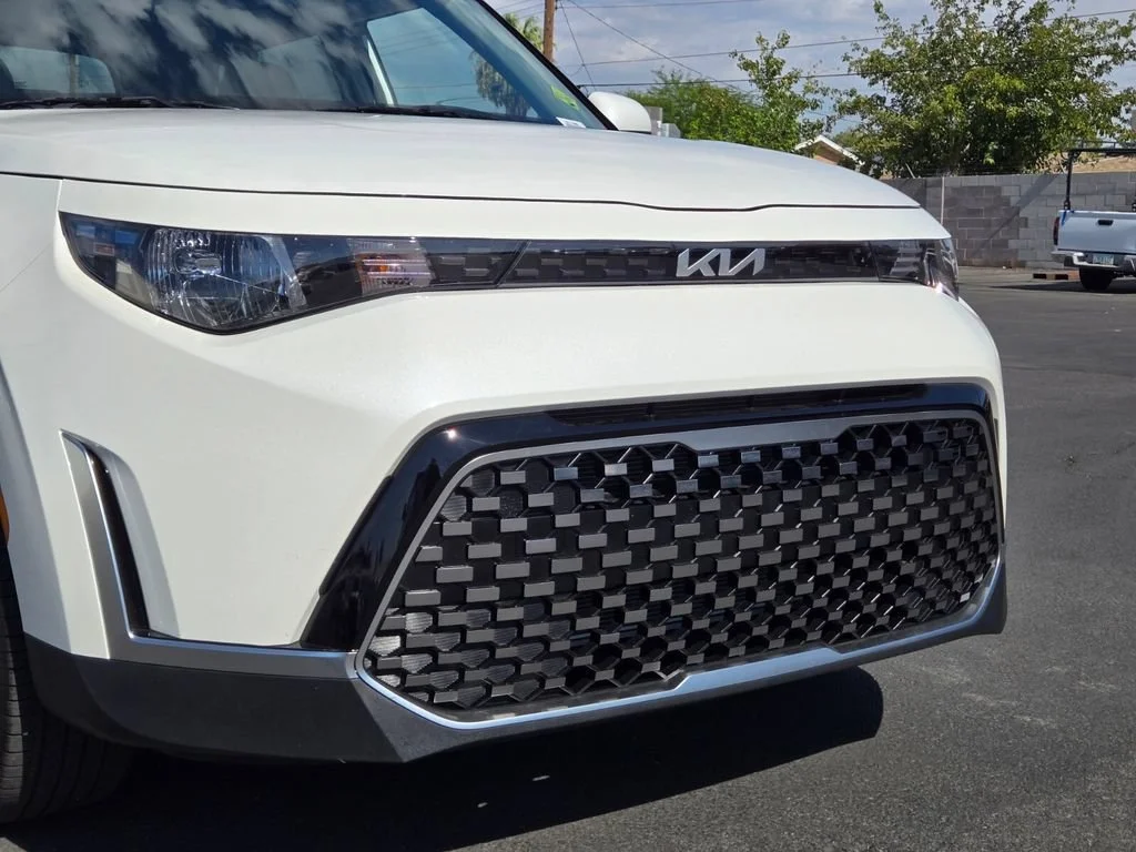 Used 2025 Snow White Pearl Kia EX image 8