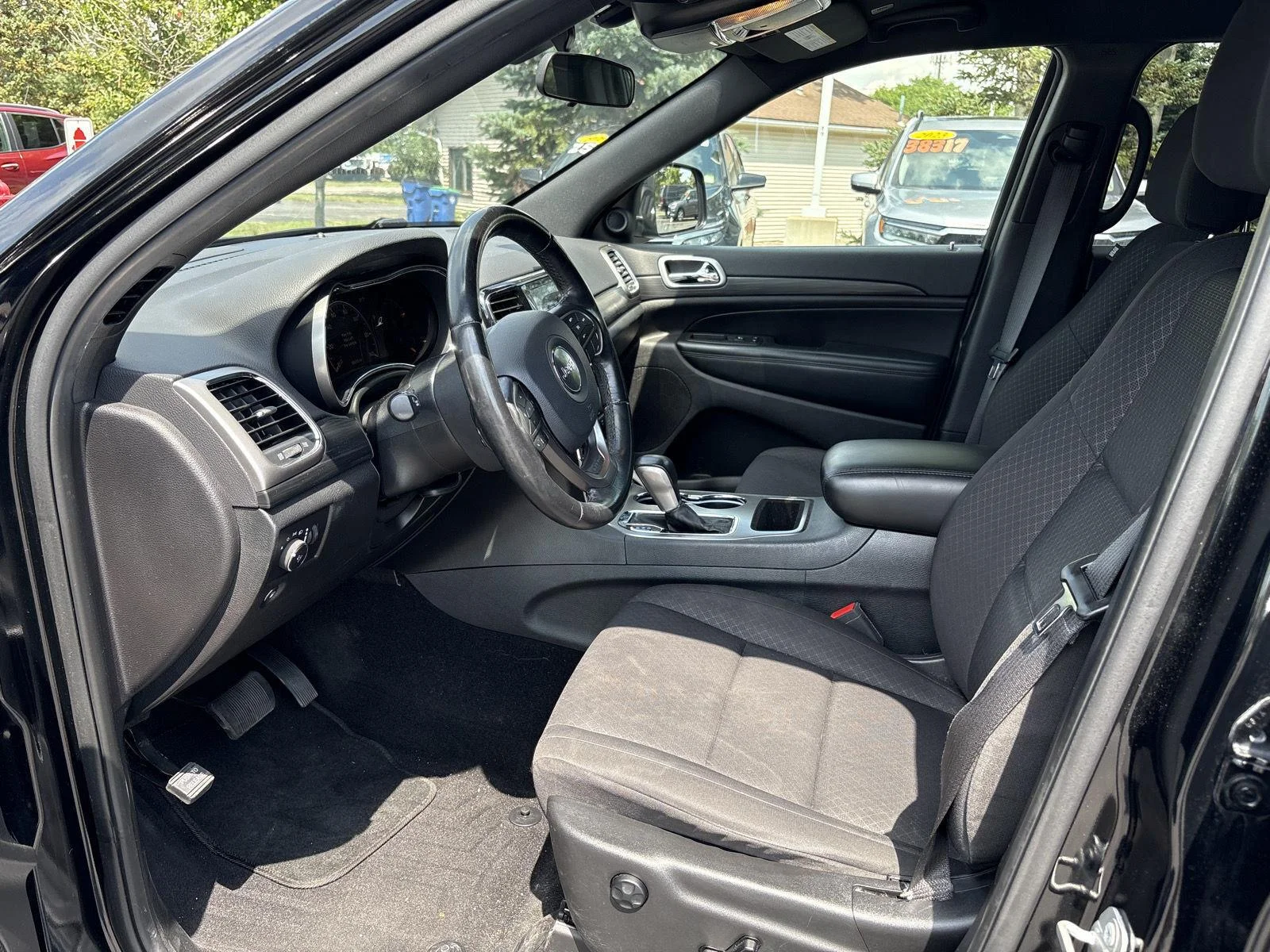 Used 2020 Diamond Black Crystal Pearl Jeep Laredo image 5