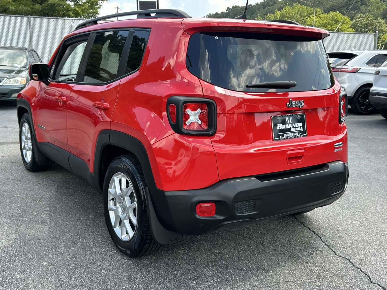 Used 2019 Red Jeep Latitude FWD image 7