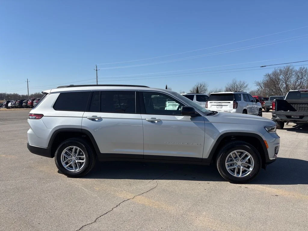 New 2026 Silver Zynith Exterior Paint Jeep Laredo image 2