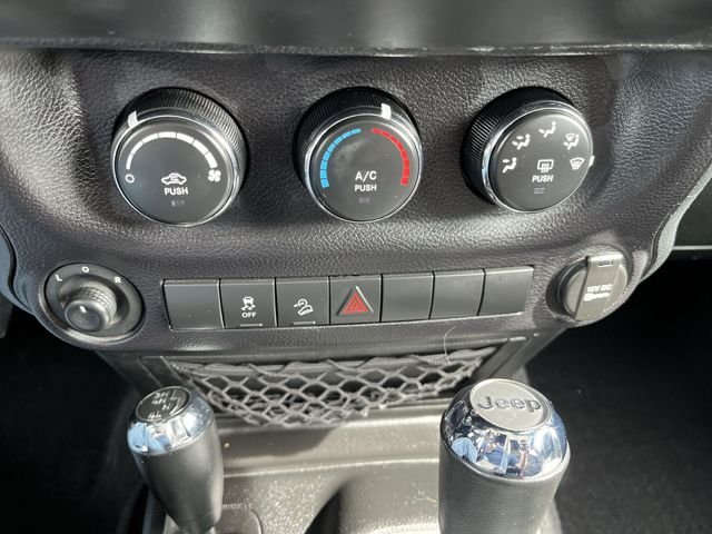 Used 2015 Silver Jeep Unlimited Sport image 18