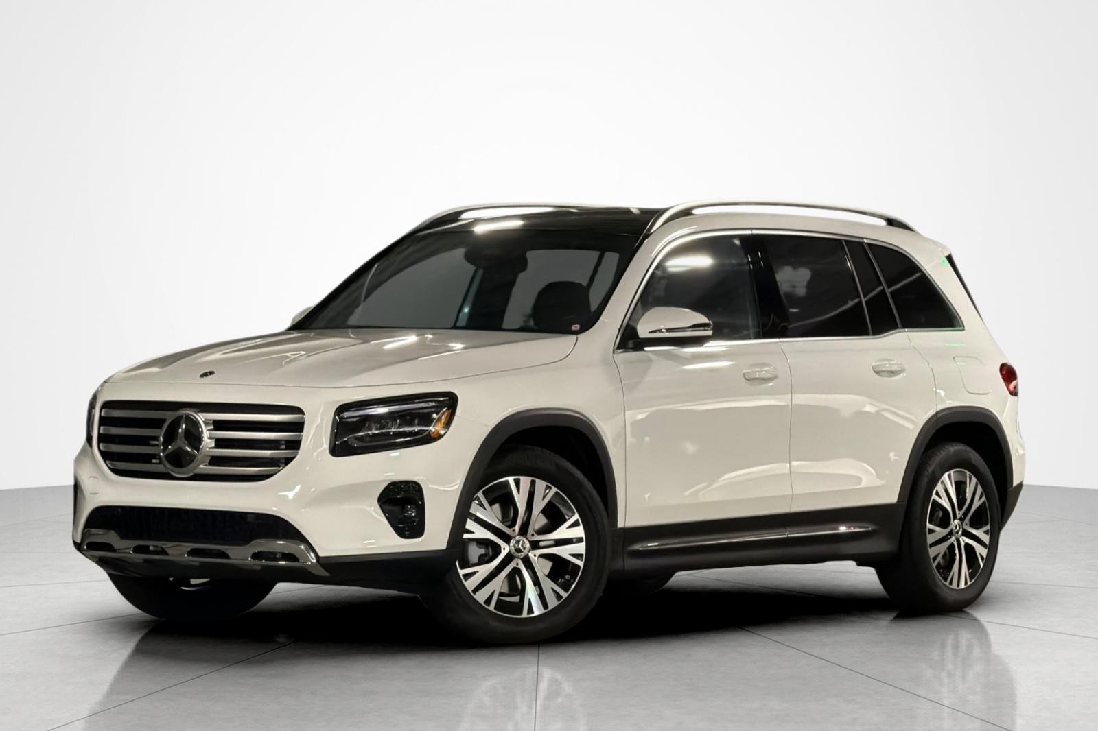 New 2026 Polar White Mercedes-Benz GLB 250 SUV image 1